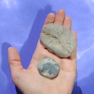 Hand mit zwei Steinen