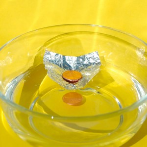 Münze schwimmt auf Wasser - Physik Experiment zum Archimedisches Prinzip
