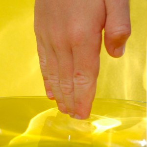 Hand taucht in Wasser ein - Physik Freihandversuch zum Archimedischen Prinzip