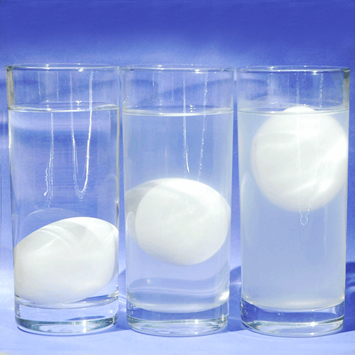 Drei Gläser mit Salzwasser und unterschiedlicher Dichte - Archimedisches Prinzip