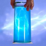 Glas, gefüllt mit Wasser, das auf dem Kopf steht - mit Bierdeckel