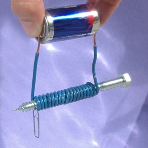 Physik Experiment zum Thema Elektromagnet: Batterie, Kabel, Schraube