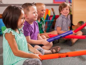 Kinder machen Musik mit Boomwhackers