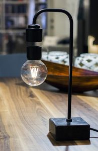 Levia, die magnetisch schwebende Lampe von Mindesign