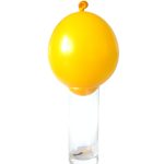 Physik Experiment für Kinder mit Luftballon zu Luftdruck - Freihandversuch, Schülerexperiment